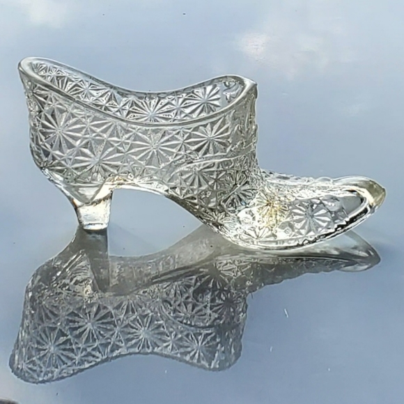 Vntg Daisy and Button Clear Glass Slipper - Picture 2 of 9